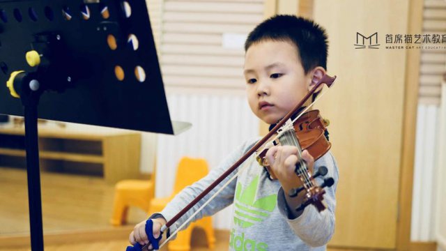 强烈不建议让小孩学小提琴，因为是公认最难学的乐器之一